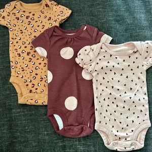 3 newborn bodysuits